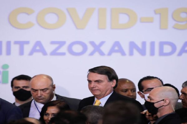 Bolsonaro compartilha matéria sobre uso de nitazoxanida no tratamento de pacientes infectados com Covid-19