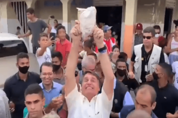 Presidente visita menor município da Bahia e é recebido aos gritos de ‘mito’