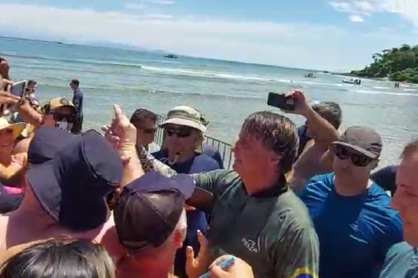 Presidente e Eduardo fazem ‘teste de popularidade’ em praia de Santa Catarina e são recebidos por multidão