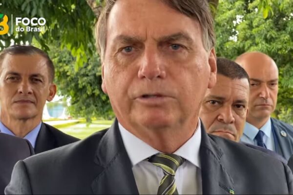 Bolsonaro terá reunião hoje com a equipe econômica para tratar da redução do ICMS sobre combustíveis