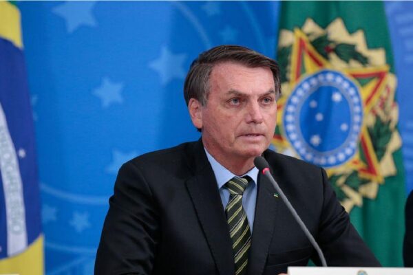 Presidente Bolsonaro edita decreto que obriga posto a informar composição do preço de combustível