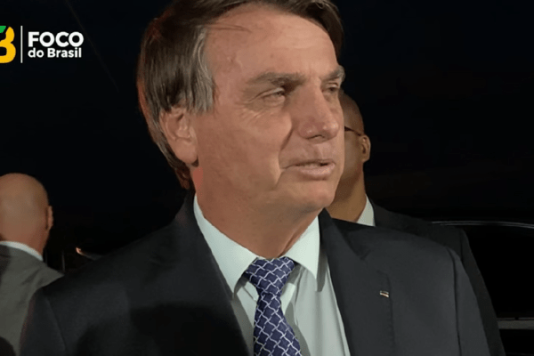 Bolsonaro critica Castello Branco após reajuste da Petrobras e diz que é preciso "combater preço abusivo dos combustíveis"