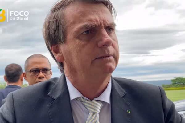 Bolsonaro sobre "lockdown" no Brasil: "O povo quer eu meto o pé na porta. Meter o pé na porta é ditadura"