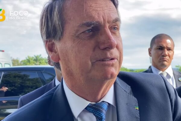 "O que alguns mais querem é que eu dê sopa na crista" diz Bolsonaro ao falar de crimes de responsabilidade