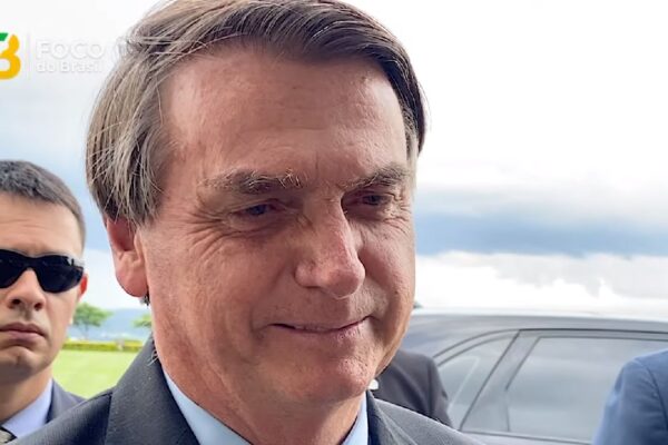 "Fiquei feliz", afirma Bolsonaro sobre protestos contra medidas restritivas