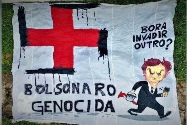 PM prende manifestantes do PT com faixa “Bolsonaro genocida”