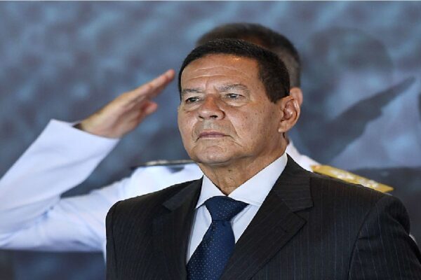 "Tem muita espuma nesse chope ainda", diz General Mourão sobre Lula em 2022