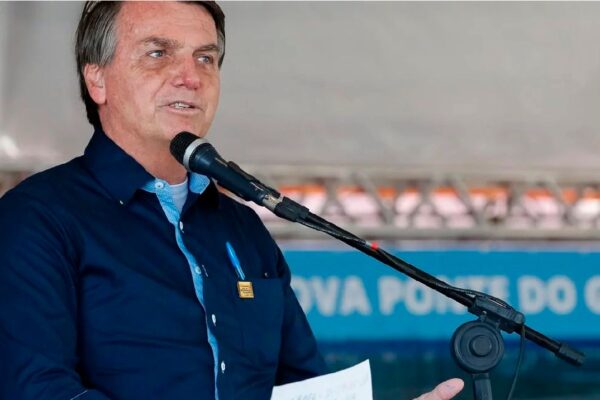 Bolsonaro: Culpa pelo valor da gasolina também é do "nove dedos"