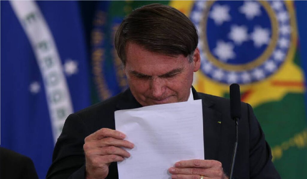 Bolsonaro: "Eles me acusam de Fake News, mas tenho a documentação comigo"