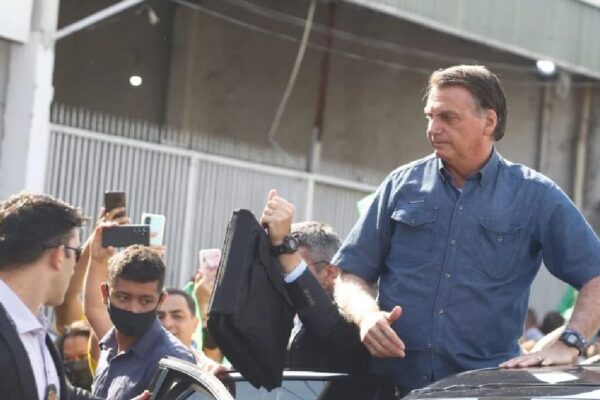 Bolsonaro: "Terminando preso, jamais. Vivo, dependo de Deus. Com a vitória, ao lado de vocês"