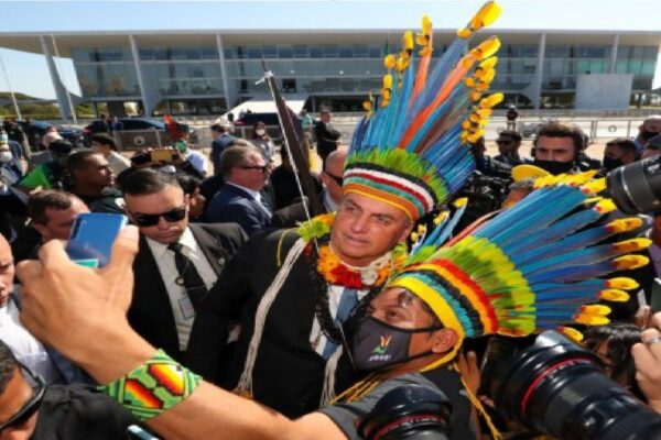 Bolsonaro recebe presidente da Funai e outros 300 indígenas no Palácio do Planalto