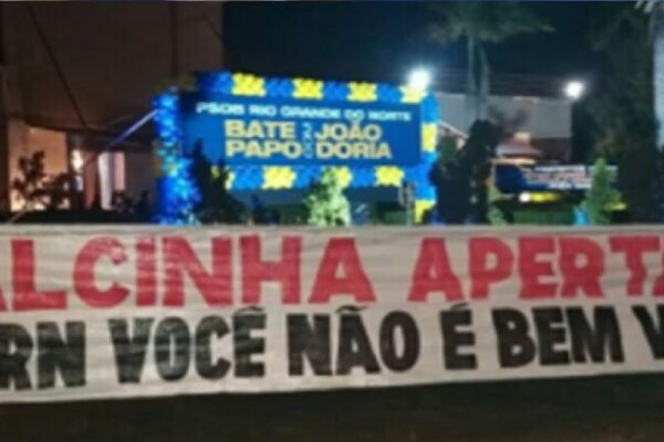 João Dória é recebido com faixa de "Calcinha apertada: Você não é bem-vindo!"