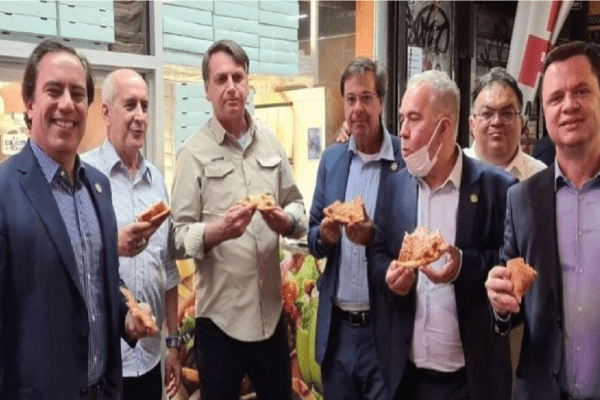 Presidente Bolsonaro e comitiva comem pizza em calçada de NY