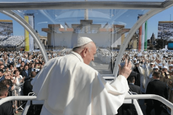 ‘Crucifixo não pode ser reduzido a símbolo político’, diz Papa